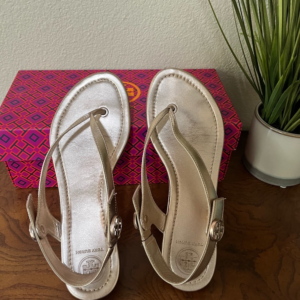 Beautiful beachy Tory Burch sandals 💜